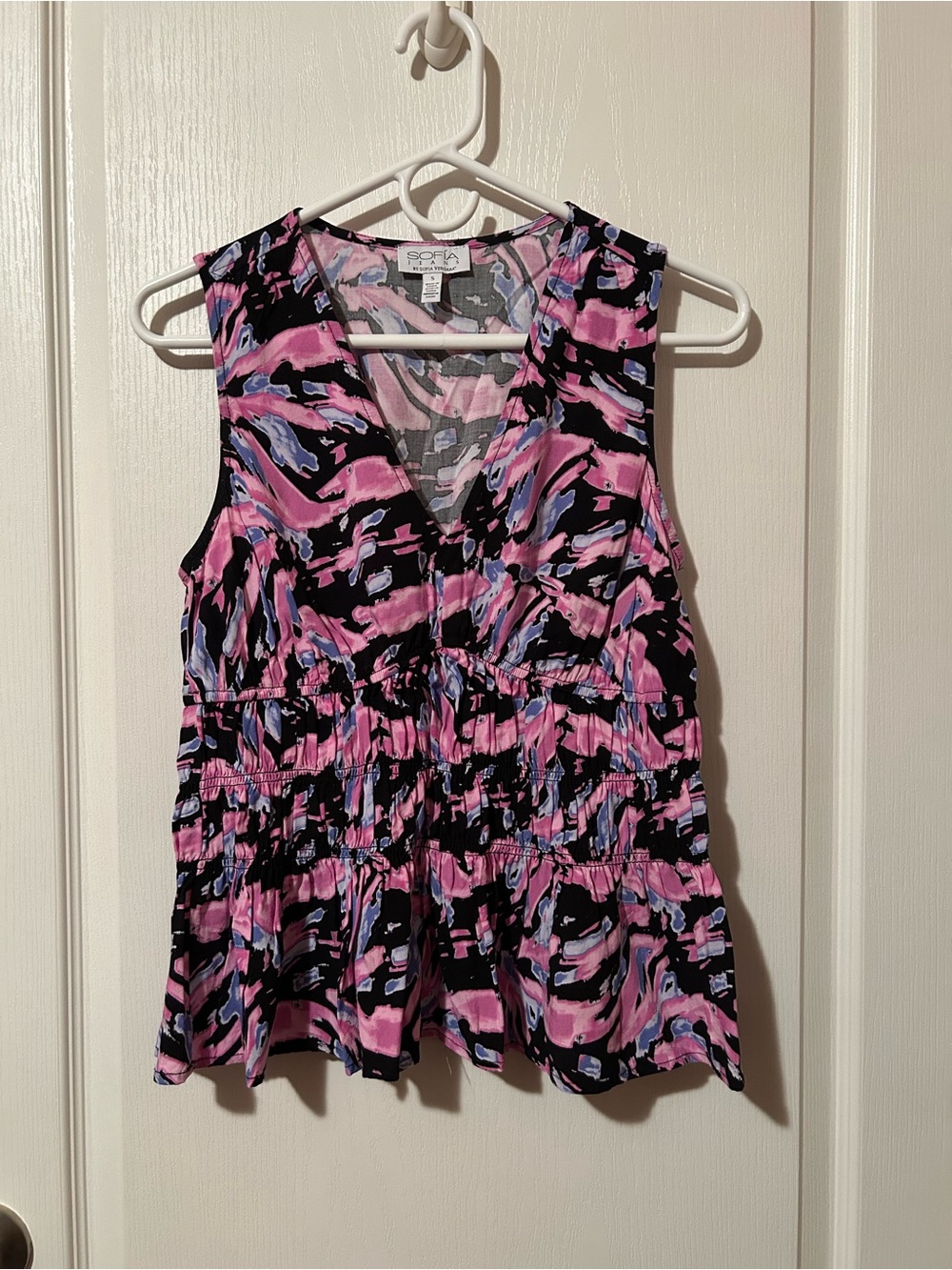 NWOT Sofia by Sofia Vergara Black Pink & Blue Printed V-Neck Sleeveless Top